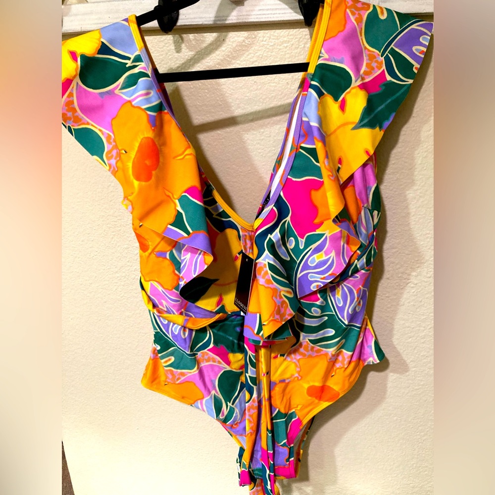 Eloquii one piece floral swimsuit/matching sarong sold separately. Size 18 New